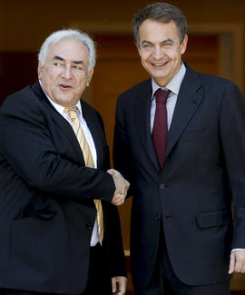 El director general del FMI, Dominique Strauss -Kahn, saluda al presidente del Gobierno de Espaa. Jos Lus Rodrguez Zapatero, en una visita reciente a La Moncloa | Foto: Efe