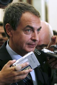 Zapatero contesta a los medios de comunicación en los pasillos del Congreso