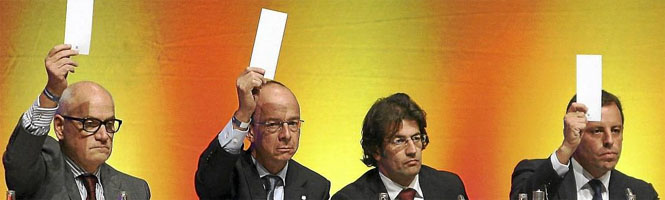 El presidente del FC Barcelona, Sandro Rosell (d), junto a los integrantes de su junta Carles Vilarrubi (i),Jordi Cardone (2i) y Antoni Freixa, en un momento de la Asamblea celebrada por los compromisarios del FC Barcelona.