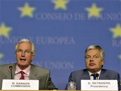 l comisario europeo de Mercado Interior, el francés Michel Barnier (izda), y el ministro belga de Finanzas, Didier Reynders, atienden a los medios durante una rueda de prensa.