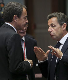 El presidente del Gobierno, José Luis Rodríguez Zapatero, conversa con el líder galo, Nicolas Sarkozy