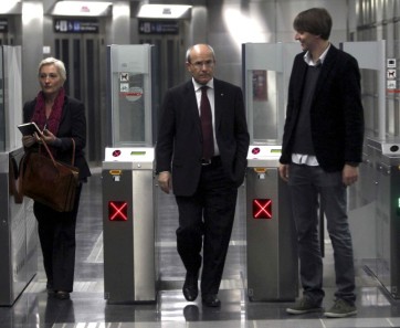 Jos Montilla, presidente de la Generalitat, visita la estacin de metro de El Carmel