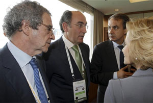 El presidente del Gobierno espaol, Jos Luis Rodrguez Zapatero, junto al el presidente de Telefnica, Csar Alierta, el presidente de Iberdrola, Ignacio Snchez Galn, y la vicepresidenta segunda, Elena Salgado.