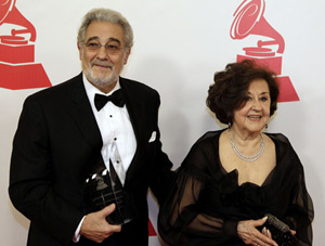 Plcido Domingo, junto a su esposa, la soprano Marta Ornelas, posando con su premio