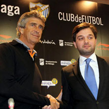El nuevo entrenador del Mlada C.F, Manuel Pellegrini, junto al vicepresidente del club, Abdullah Ghubn, durante su presentacin | Foto: Efe