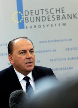 El presidente del Bundesbank (el banco central alemn), Axel Weber, comparece en una rueda de prensa en la sede del organismo en Frncfort.
