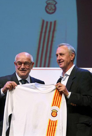 Johan Cruyff , junto al presidente de la Federacin Catalana de Ftbol, Jordi Casals, en noviembre del ao pasado, durante el acto de presentacin del holands como nuevo tcnico de la seleccin catalana de ftbol.