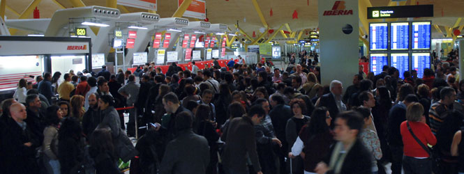 Miles de pasajeros se quedaron en tierra en el aeropuerto de Barajas, en Madrid | JM Cardenas