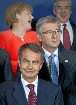 El presidente del Gobierno espaol, Jos Luis Rodriguez Zapatero (delante), el primer ministro luxemburgus, Jean-Claude Juncker (derecha, detrs) y la canciller alemana, Angela Merkel, en junio pasado.