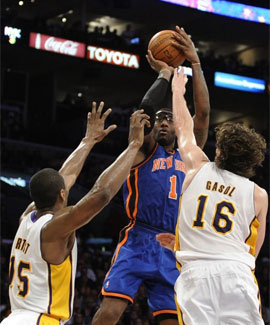 La estrella de los New York Knicks, Stoudemire, lanza a canasta ante la oposicin de Pau Gasol | Foto: Efe