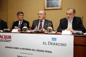 El presidente del CGAE, Carlos Carnicer, en su intervencin, al lado del presidente de la Audiencia Nacional, ngel Juanes.