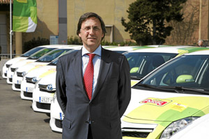 El presidente Toms Pascual con la flota de 47 coches hbridos. | Foto: Elena Ramn