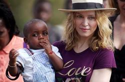 Madonna con uno de sus hijos adoptivos