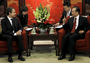 El presidente del Gobierno, Jos Luis Rodrguez Zapatero, durante la reunin que mantuvo con el primer ministro chino, Wen Jiabao, con la que inicia su cuarto viaje a China. | Chema Moya