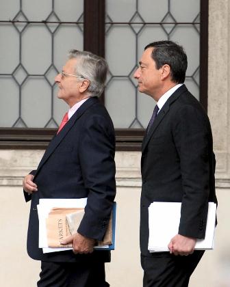El gobernador del banco central de Italia, Mario Draghi (d) y el presidente del Banco Central europeo, Jean Claude Trichet.