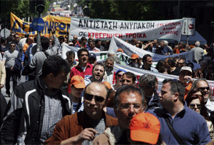 Cientos de personas se manifiestan durante la huelga general que vive hoy Grecia, en el centro de Atenas.