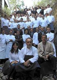 Lisa Abend, Ferran Adri y su socio Juli Soler, con el equipo de elBulli en 2009, ao en el que la periodista realiz su investigacin sobre los stagiers de Cala Montjoi. / Francesc Guillamet