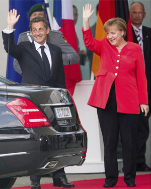 La canciller alemana, Angela Merkel (dcha), da la bienvenida al presidente francs, Nicolas Sarkozy, delante de la Cancillera alemana hoy. | Foto: Michael Kappel