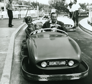 Walt Disney, con su mujer y su hija en 1957, conduciendo un coche del The Walt Disney Family Museum, inaugurado en 2009 en Nueva York. / Efe
