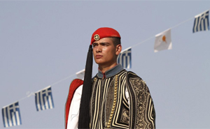 Un Evzone (centinela de elite tradicional) hace guardia en el cementerio militar Tymvos Makedonitissa, en Nicosia (Chipre),