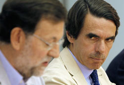 El ex presidente del Gobierno, Jose María Aznar, junto con el candidato a la presidencia del Gobierno del PP, Mariano Rajoy