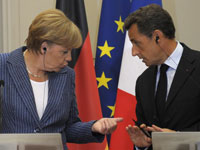 Sarkozy y Merkel se saludan tras una rueda de prensa. Foto: Efe