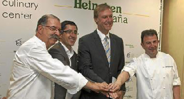 El cocinero Pedro Subijana; Joxe Mari Aizega, director del BCC; Richard Weissend, presidente ejecutivo de Heineken Espaa; y el chef Martn Berasategui, en la adhesin de la cervecera al BCC.