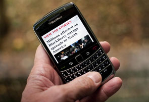 Un usuario de BlackBerry consulta noticias sobre sus problemas de servicio | Paul Chiasson/AP