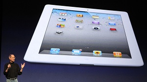 El fallecido Steve Jobs present el iPad 2 en marzo de 2011.