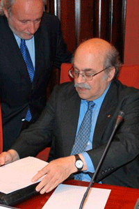 El conseller de economa, Andreu Mas-Colell. Detrs, el diputado de CiU, Antoni Fernndez Teixid.