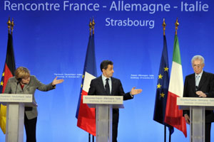 Merkel, Sarkozy y Monti, en un momento de su comparecencia conjunta tras la cumbre celebrada en Estrasburgo