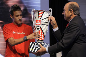 Emilio Botn, presidente de Santander, entrega hoy en Brasil el trofeo del mejor jugador de la ltima edicin de la Copa Libertadores a Neymar | Foto: AP