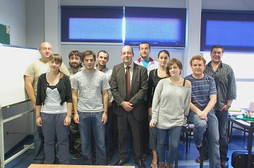 Antonio guila, director del grado de Msica de la UFV de Madrid, junto a un grupo de alumnos.