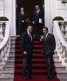 Mariano Rajoy junto a Passos Coelho ha su llegada al Palacio Sao Bento en Lisboa | Foto: Efe