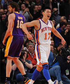 Jeremy Lin celebra la victoria de los New York Knicks ante Los Angeles Lakers, delante del jugador espaol Pau Gasol | Foto: Efe