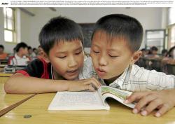 Estudiantes de 11 aos comparten un libro en un aula durante el primer da del ao escolar en la Escuela Haidian Xingzhi de Pekn.