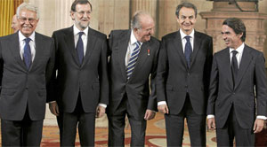 El rey Juan Carlos (c), acomapao de los expresidentes del Gobierno Felipe Gonzlez (i), Jos Luis Rodrguez Zapatero (2d) y Jos Mara Aznar (d), y el presidente del Gobierno, Mariano Rajoy.