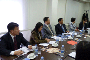 La delegacin china, encabezada por el viceministro de Justicia (tercero por la izquierda), en la sede del CGAE.