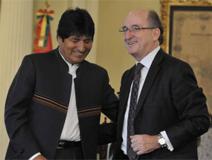 presidente de Repsol YPF, el espaol Antonio Brufau (d), junto al presidente de Bolivia, Evo Morales, ayer.