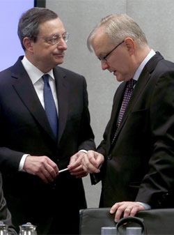 El comisario europeo de Asuntos Econmicos y Monetarios, Olli Rehn (d), junto al presidente del Banco Central Europeo, Mario Draghi, momentos antes de la reunin del Consejo de Gobierno del BCE, hoy en Barcelona.