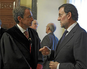 El jefe del Ejecutivo, Mariano Rajoy (d), conversa con Jos Luis Rodrguez Zapatero, consejero vitalicio del Consejo de Estado, ayer.