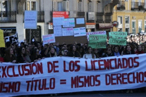 Alumnos de Derecho manifestndose en Madrid para que se excluyera del mster a los licenciados en Derecho.