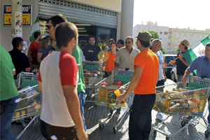 Los sindicalistas, con los carros robados en el Mercadona de cija (Sevilla).