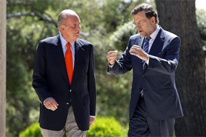 Mariano Rajoy conversa con el Rey en su reunin de hoy en Mallorca | Foto: Efe