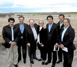 De izquierda a derecha: David Prez, David Hatchwell, Sheldon Adelson, Miriam Ochsorn. Percival Manglano, Pablo Cavero y Jess Sinz, durante una visita a los terrenos ubicados en Alcorcn.
