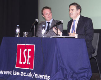 James Harding, director de 'The Times', junto a Pedro J. Ramrez, en la LSE. | L. M.