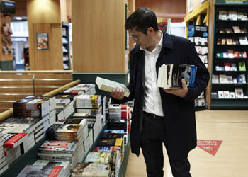 Patxi Lpez se detiene en una librera.