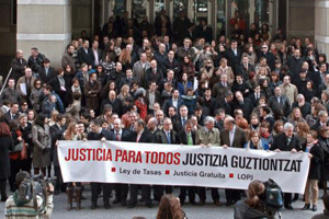 Un momento de la concentracin convocada por el Colegio de Abogados de Bizkaia, ante el Palacio de Justicia de Bilbao para impedir la aprobacin de la Ley de Tasas.