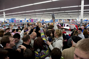 ) Compradores estadounidenses compiten por hacerse con uno de los video juegos rebajados que ofrece Wal-Mart en una de sus tiendas de Ohio, EEUU. | Foto: Bloomberg.