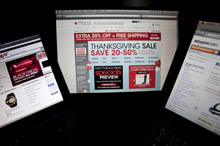 Macy s, eBay y Amazon.com promocionan sus ofertas online para el Black Friday. | Foto: Bloomberg.